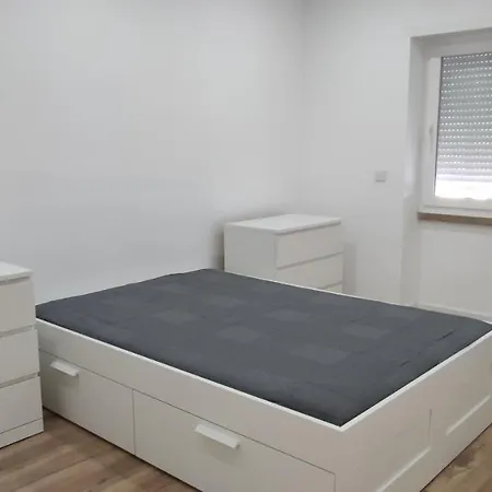 Apartamento T3 Com Logradouro No Centro De * Almada